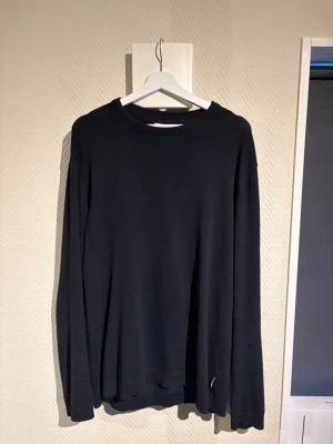 Lindebergh tröja - Hej! Säljer denna extremt stilrena tröja från Lindebergh. Storlek XL men passar även L, och i väldigt bra skick. Litet hål som sytts ihop(se bild 4), men som inte märks av. Priset är ej hugget i sten så hör av dig vid minsta fundering:)