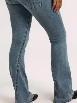 Finns i alla storlekar ! - Snygga blå bootcut jeans med broderad detalj på bakfickan. Jeansen har en klassisk femficksmodell och lätt utsvängda ben. Perfekta för en avslappnad och trendig look.