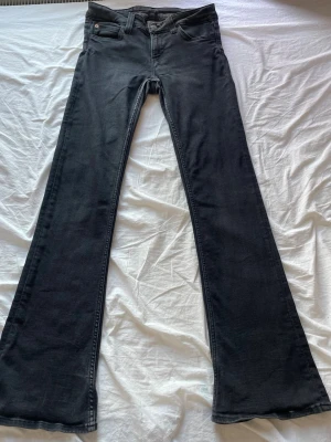 Svarta bootcut jeans med låg midja - Säljer svarta weekday jeans! Pris kan diskuteras🤍. Köpte från en annan säljare men jeansen var för stora på mig🙃