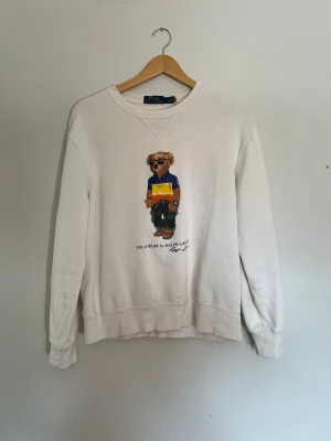 Ralph lauren tröja - Köpt ny från Zalando, så äkta är den. Har kanske lappen kvar osv som man får. Den är använd max 5 gånger då den tyvärr är för liten för mig. 