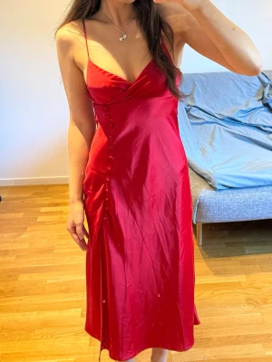 Röd sidenklänning Zara - Säljer denna röda sidenklänning från Zara. Storlek XS. Endast använd fåtal gånger och är i fint skick. Har en liten defekt under ena bystet som man kan se på sista bilden. 170 kr + frakt! Vid fler frågor, etc skriv privat ☀️🫰🏼🙏🏼🩷🙌🏼
