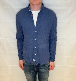 Morris Linen Shirt Blue Men's - Blå linneskjorta i slim fit, pre-owned i mycket bra skick.