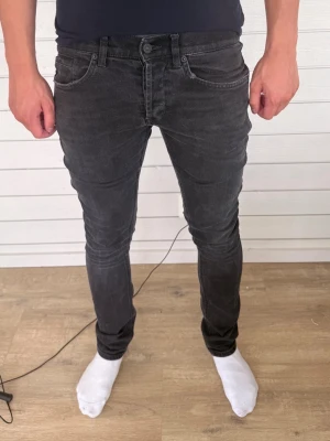 Dondup jeans  - Dondup jeans modell George, skriv för mått storlek 30. 