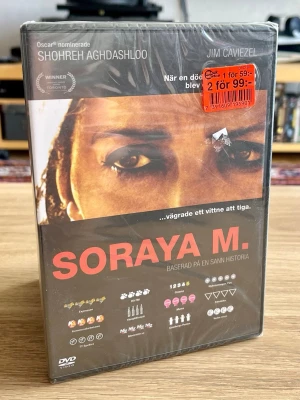 Soraya M. – DVD – ny och inplastad - Ett starkt och gripande drama baserat på en sann historia, om en kvinna som blir offer för en brutal anklagelse och ett vittne som vägrar låta hennes historia tystas.  Detta exemplar är fortfarande fabriksinplastat och oöppnat. Den ursprungliga Musik Service-prisetiketten sitter dessutom kvar på plasten – en kul detalj på ett orört exemplar. 🎬  Skick: Ny / oöppnad / inplastad Format: DVD Svensk utgåva  Skickas väl emballerad.