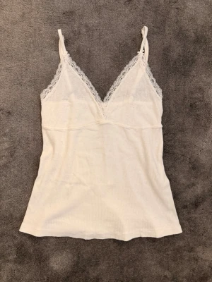 brandy melville top - supersöt vit topp från brandy melville i perfekt skick! 🩷🩷 passar xxs-s (stretch)