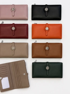 Stilrena plånböcker i flera färger - Säljer snygga plånböcker i olika färger som svart, vinröd, beige, grön, rosa, brun, orange och blå. Plånböckerna har antingen rund metallknapp eller guldfärgad V-detalj, dragkedja och flera fack för kort och sedlar. Tillverkade i slätt konstläder med modern design.