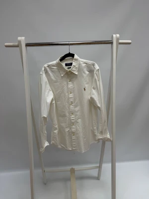 Ralph Lauren skjorta  - Snygg bomulls skjorta från Raffe köpt i Kungsbacka. Jag är 190 lång väger 75 kg 