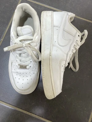 Air force  - Fina air force skor snöret är lite smutsigt 