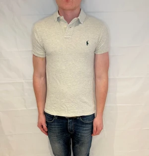 Polo Ralph Lauren Slim Fit Polo Beige - Beige pikétröja i slim fit, 100% bomull, begagnad i mycket gott skick.
