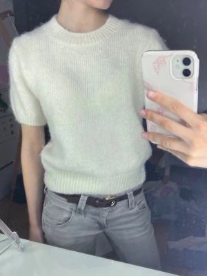 Vit stickad topp - Stickad T-shirt från Gina. Créme-vit färg. Säljer pga den inte kommit till användning, så nästan helt oanvänd 😊