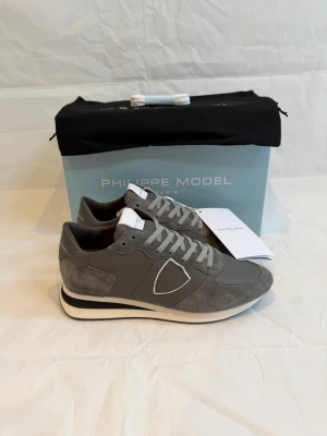 Philippe Model Trainers Grey Men's - Nya grå sneakers från Philippe Model. Laces, box och dustbag ingår.