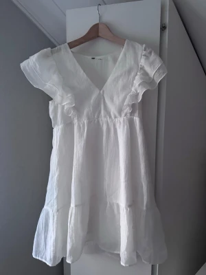Vit sommarklänning  - Vit superfin klänning! Endast använd en gång 💕 