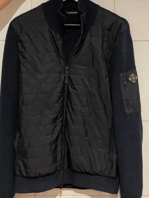Mörkblå j.lindeberg cardigan - Snygg j.lindeberg cardigan som är perfekt till våren och sommaren. Inga defekter. Nypris 3200