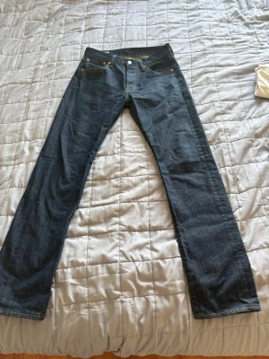 Levi’s 501 w29 l32 - Sprillans nya Levis 501 strl 29, 32. Använda 1 gång, säljes pga för små i midjan! Priset går att sänka vid smidig affär! Bara skriva om ni har nån fråga!!