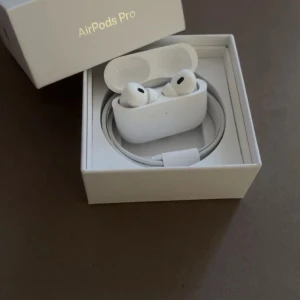 AirPods Pro - Säljer ett par använda vita Apple AirPods Pro. OBS! Skickas utan originalförpackning/laddare.
