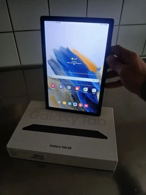 Samsung Galaxy Tab A8 surfplatta - Säljer en Samsung Galaxy Tab A8 surfplatta med stor skärm och tunna svarta ramar. Plattan har en modern design och levereras med originalkartong. Perfekt för streaming, surf och appar. Materialet är plast och glas.