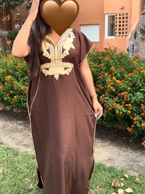 Brun gandoora🤎 - Klänningar är one size och är designade för att passa olika kroppstyper. På insidan finns ett justerbart band i midjan, så att du enkelt kan anpassa passformen🤍 Modellen är 165 cm