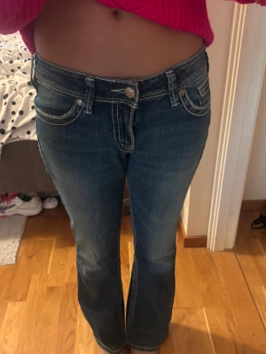  Y2k Lågmidjade jeans med detaljer på fickorna  - Super fina!