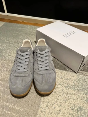 Maison Margiela - bra skick snygga skor nu inför, väldigt lätta och matcha sjukt snygga samt väldigt eftertraktade kom privat för frågor pris kan diskuteras!Köpte på Plick så frågor och äktenhetsbevis är oklart💯