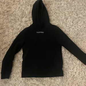 Valentino hoodie - Tja. Säljer denna as feta Valentino hoodien
