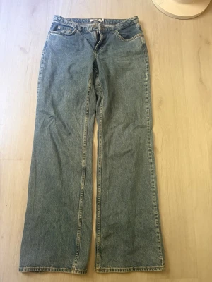 Blåa baggy jeans  - Säljer ett bar ljusblåa baggyjeans från NAKD. Köpte begagnat men var för stora så aldrig använda här och de är i väldigt bra skick. 