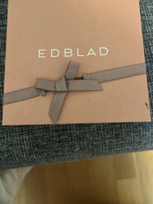 Guldhalsband med rosa stenar från Edblad - Snyggt och stilrent halsband i guld från Edblad med små rosa stenar jämnt fördelade längs kedjan. Perfekt för dig som gillar minimalistiska smycken med en elegant touch. Kommer i originalförpackning med rosett.Den är i en äldre modell från Edblad pris kan diskuteras 💕💕