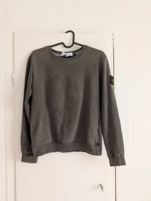 Stone Island sweatshirt - Tjena! Jag säljer en riktigt snygg Stone Island😁 Den är i mycket bra skick men är lite färg blekt!😄 Den är självklart äkta✅ Skicka om du har några frågor☺️ Nypris ca 2000kr, mitt pris endast 699!