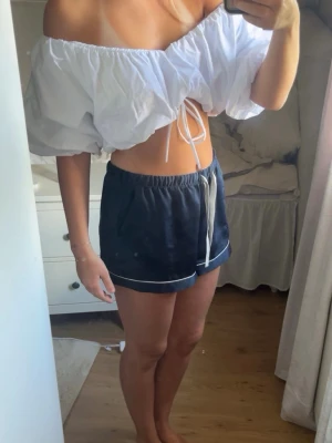 Vit topp från Zara - Säljer denna vita toppen från Zara! Storlek S och ny med prislapp!!💗
