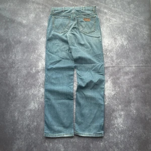 Wrangler Texas Stretch blå jeans för herrar i storlek W31 L34 - En klassisk modell från Wrangler!  Midja: 40 cm Benslut: 21 cm Lår: 31 cm Totallängd: 107 cm  Skickas inom ett dygn Spara på priset och frakten genom att sätta ihop ett paket  Mer information finns på min profil 6-49