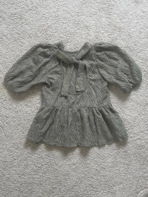 Superfin blus med knytrygg - Säljer min superfina knytblus från Gina Tricot. Passar storlek xs/s. Använd fåtal gånger. Tyget har ett fint mönster i texturen. Skriv vid intresse💞💞priset är diskuterbart