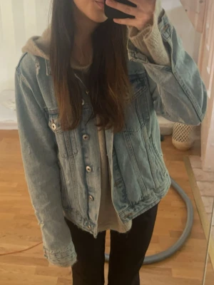 Ljusblå klassisk jeansjacka - Snygg ljusblå jeansjacka med raka linjer och klassiska detaljer som bröstfickor med knapp och silverfärgade knappar framtill. Storlek M men sitter mer som xs/s