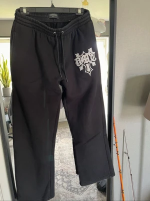 Svarta mjukisbyxor från Demont - Svarta mjukisbyxor från Demont.    Lite heeldrag på vänster men ingenting man märker. #y2k #tuttolente  #archive #fashion