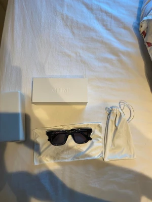 Snygga chimi solglasögon! - Chimi solglasögon säljes med original box. Solglasögonen har varit använda en gång! Priset är inte skrivet i sten! Kan gå ned i pris vid snabb affär!