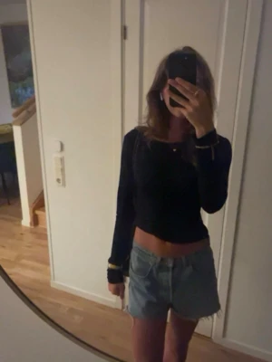 Levi's ljusblå denimshorts - Säljer ett par klassiska ljusblå denimshorts från Levi's. Perfekta till sommaren och ger en avslappnad vibe till din outfit.