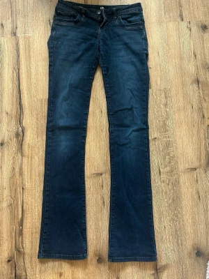 Mörkblå bootcut jeans från LTB - W25 L36