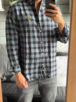 Flanellskjorta Lyle $ Scott - Säljer denna stiliga flanellskjorta från Lyle & Scott i storlek L. Passar mellan 180 -190 cm. Inga defekter alls! Bara att skriva vid funderingar!🌟