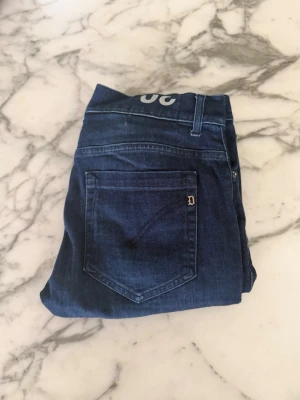 Mörkblå skinny jeans från George - Snygga mörkblå skinny jeans från George med klassisk femficksdesign och smal passform. Jeansen har en enkel bakficka och är tillverkade i ett mjukt denimtyg som sitter tajt och bekvämt. Perfekta för en trendig och avslappnad look. Dem är använda fåtal gånger så typ som nya! Köpta från nk