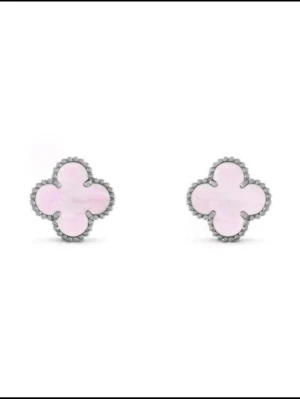 Rosa fyrklöver örhängen i silver - Snygga örhängen i form av fyrklöver med ljusrosa insida och silverfärgad kant. De har en stilren och feminin design som passar perfekt till dig som gillar söta accessoarer. Materialet ser ut att vara metall och pärlemorliknande yta.