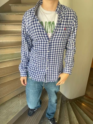 Polo Ralph lauren skjorta  - Polo RLInga defekter. Modellen är 180cm 65kg och bär storlek m.  Fråga gärna frågor! (Kan gå ner mer i pris vid köp av bundles🤩)