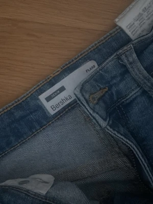 Blå flare jeans från Bershka - Blåa jeans ifrån bershka. Säljer för har dubblett av dessa. Bra skick och jätte fina Storlek 36 ❤️