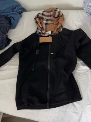 Svart zip  - Snygg svart zip