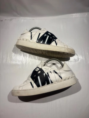 Valentino skor - Hej! Säljer nu mina skor från märket Valentino, storlek 39 bra skick, allt på bilden ingår. Tveka inte på att höra av dig om du har frågor eller funderingar kring skorna! 