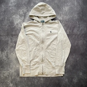 Polo Ralph Lauren vintagehoodie för kvinnor i storlek M - 100 % bomull  Mått: Armhåla till armhåla: 48 cm Längd från kragen: 55 cm Ärmlängd från axeln: 54 cm  Skickas inom ett dygn Spara på priset och frakten genom att sätta ihop ett paket  Mer information finns på min profil 11-26