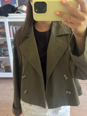 Olivgrön kort kappa med knappar - Snygg olivgrön kort kappa från HM storlek. S, bra skick💕