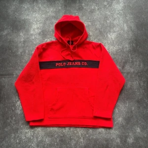 Polo Jeans Co Y2K-hoodie för herrar i rött, storlek L - Bekvämt material och ledig passform!  Armhåla till armhåla: 59 cm Längd från kragen: 64 cm Ärmlängd från axeln: 55 cm  Skickas inom ett dygn Spara på priset och frakten genom att sätta ihop ett paket  Mer information finns på min profil 12-274