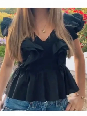 Svart volangtopp h&m - Jättesnygg topp från h&m i storlek 34☺️ går inte att köpa på h&m längre