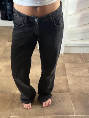Svarta raka jeans från Zara  - Säljer ett par svarta jeans med rak passform och låg midja från Zara. De är i storlek 34 och är använda fåtal gånger💕