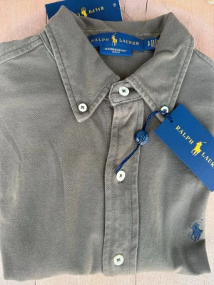 Ralph Lauren skjorta  - Säljer denna gröna Ralph Lauren skjorta. I storlek S i mycket bra skick.