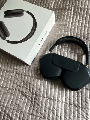 AirPods Max midnight - Snygga Apple AirPods Max i färgen midnight med stilren design och mjuka öronkuddar. Hörlurarna har en båge i metall och mesh-material för extra komfort. Perfekta för dig som vill ha grymt ljud och modern look.