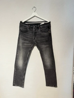 Replay Jeans - Jeans från replay i grå färg, storlek 33/32 (true to size), straight for men kan förekomma som slim fit beroende på kroppstyp